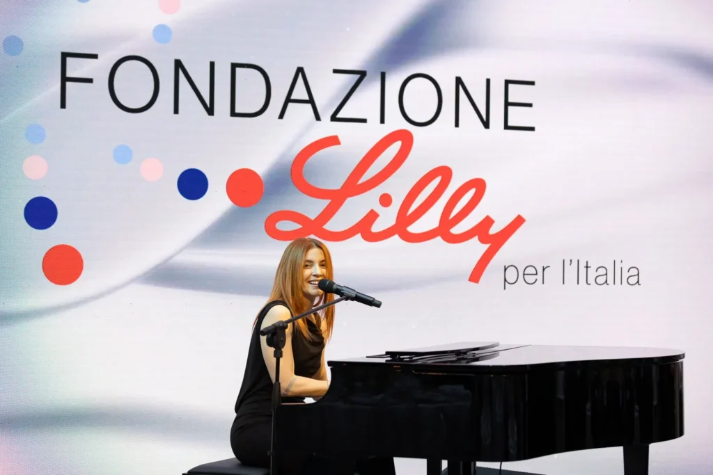 Esibizione di Noemi, ospite speciale dell'evento di rilancio della Fondazione Lilly