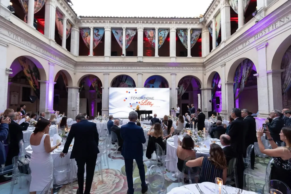 Esibizione di Noemi, ospite speciale dell'evento di rilancio della Fondazione Lilly