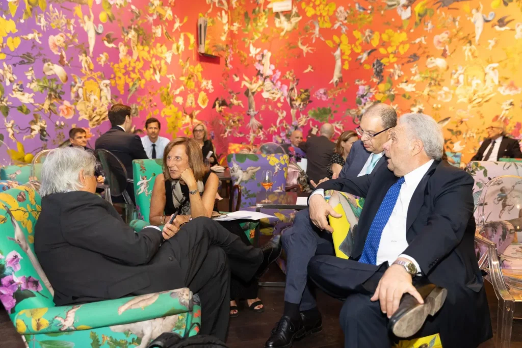 Pierluigi Canonico, Professore di Farmacologia, Università Piemonte Orientale e i giornalisti durante l'evento di rilancio della Fondazione Lilly